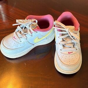 Girls Air Force 1’s